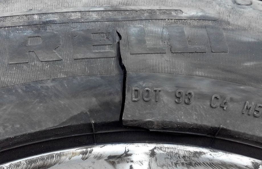 Боковой порез шины: делать ремонт или замену